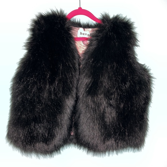 COPY - NWT! Girls Black Faux Fur Vest - Picture 1 of 5